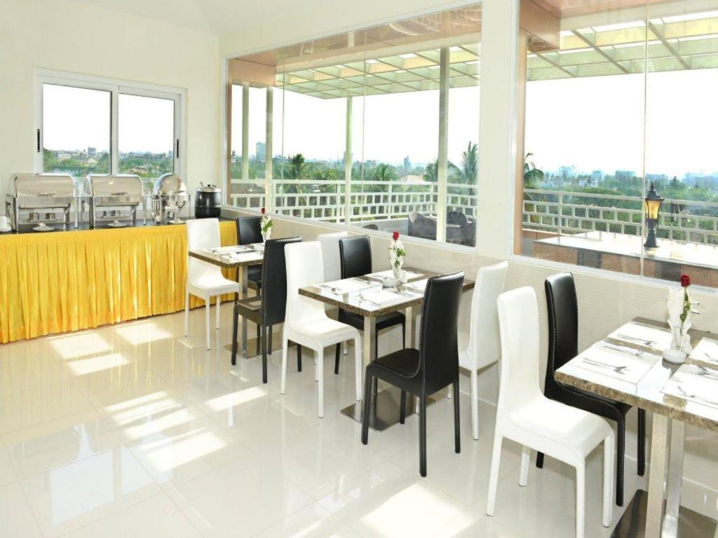 8Day Hotel Yangon Esterno foto