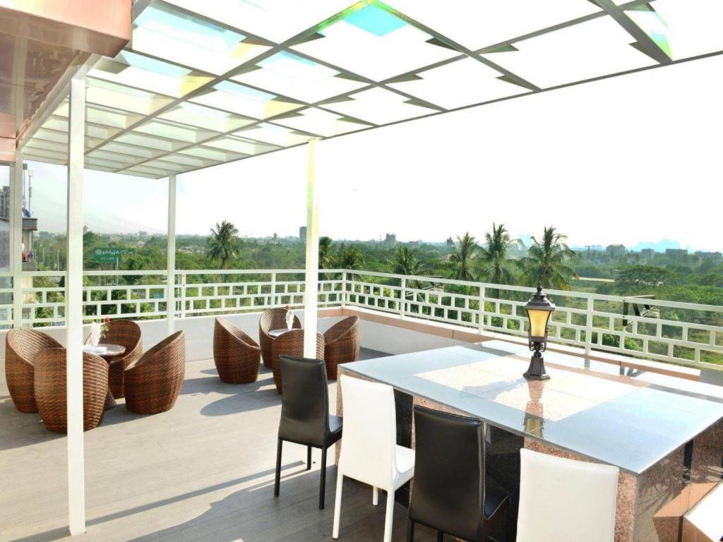 8Day Hotel Yangon Esterno foto