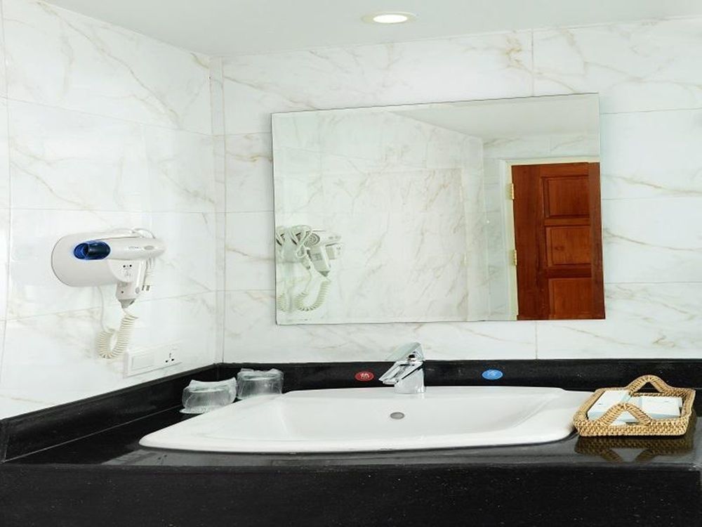 8Day Hotel Yangon Esterno foto